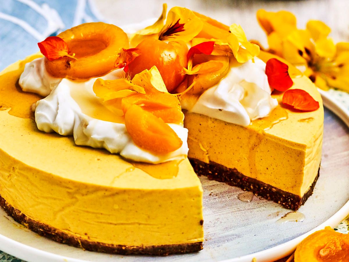 Golden Milk Cheeskake verziert mit Aprikosen, der Kuchen gar eine Runde Form und Orangene Farbe