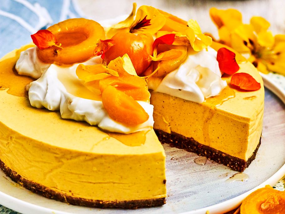 Golden Milk Cheeskake verziert mit Aprikosen, der Kuchen gar eine Runde Form und Orangene Farbe