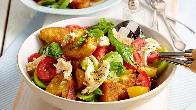 20-Minuten-Brotsalat mit Mozzarella Rezept - Foto: LECKER @ Bauer Media Group 20-Minuten-Brotsalat mit Mozzarella Rezept - Foto: LECKER @ Bauer Media Group