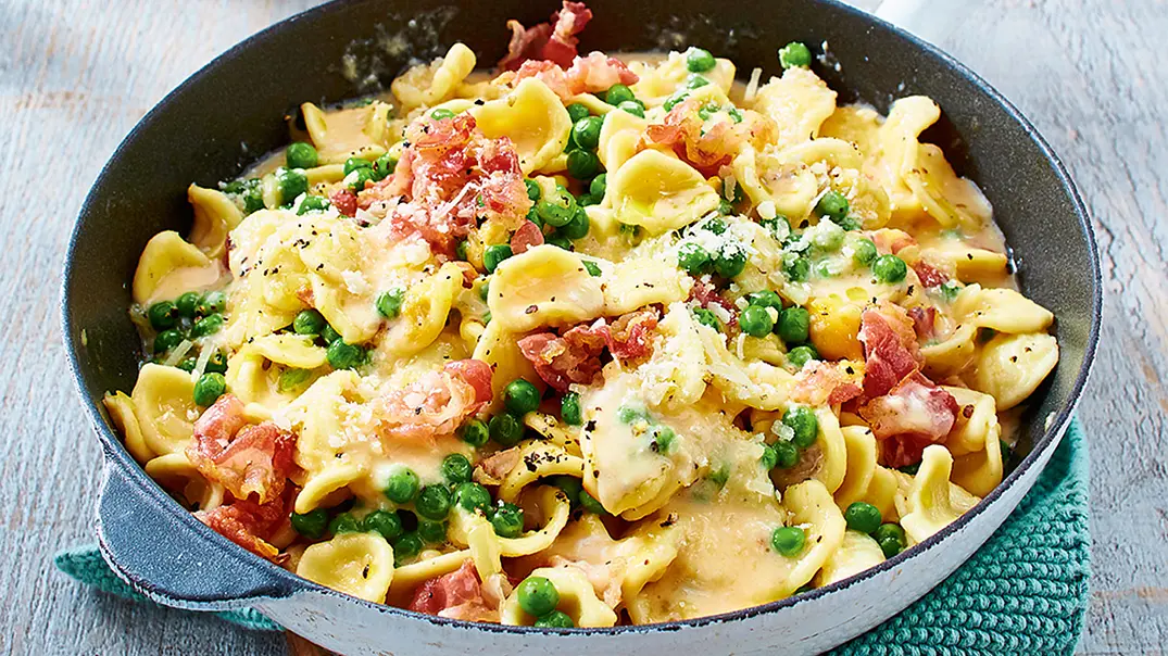 20-Minuten-Carbonara mit Erbsen Rezept - Foto: LECKER @ Bauer Media Group 20-Minuten-Carbonara mit Erbsen Rezept - Foto: LECKER @ Bauer Media Group