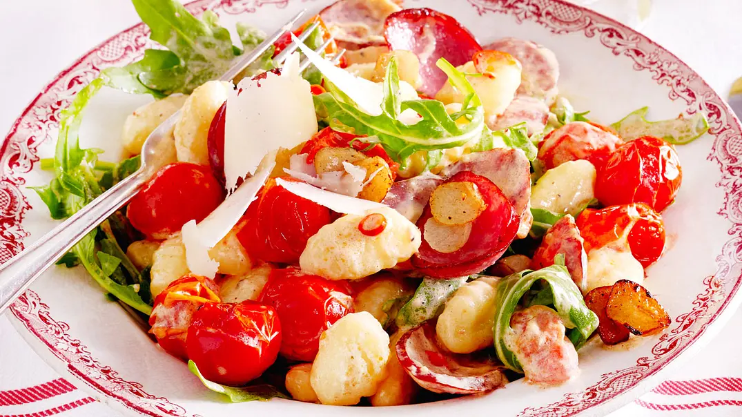 20-Minuten-Gnocchi mit Kabanossi und Knusperknobi Rezept - Foto: LECKER @ Bauer Media Group 20-Minuten-Gnocchi mit Kabanossi und Knusperknobi Rezept - Foto: LECKER @ Bauer Media Group