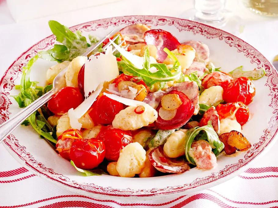 20-Minuten-Gnocchi mit Kabanossi und Knusperknobi Rezept