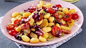 20-Minuten-Gnocchi mit Speck und Radicchio Rezept - Foto: House of Food / Bauer Food Experts KG