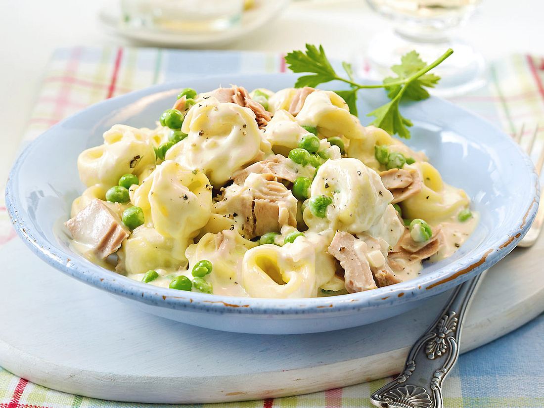 20-Minuten-Tortelloni mit Erbsen und Thunfisch Rezept | LECKER