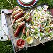 3-Würstchen-Schaschlik mit Nudel-Caesar-Salat Rezept - Foto: House of Food / Bauer Food Experts KG