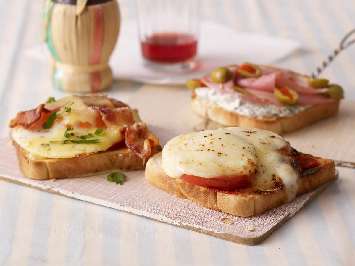 3er Toast Pizzen mit Pesto (je 1 Scheibe pro Person) Rezept