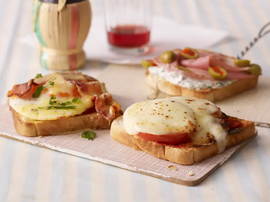 3er Toast Pizzen mit Pesto (je 1 Scheibe pro Person) Rezept 3er Toast Pizzen mit Pesto (je 1 Scheibe pro Person) Rezept