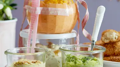 4 tolle Partydips (Parmesan-Zwiebel-Dip und Dreierlei Mayonnaisen) Rezept - Foto: LECKER @ Bauer Media Group