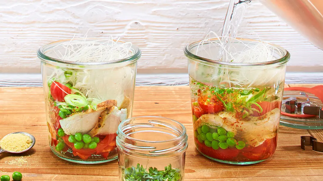 5-Minuten-Terrine fürs Büro Rezept - Foto: LECKER @ Bauer Media Group 5-Minuten-Terrine fürs Büro Rezept - Foto: LECKER @ Bauer Media Group