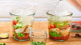5-Minuten-Terrine fürs Büro Rezept - Foto: LECKER @ Bauer Media Group 5-Minuten-Terrine fürs Büro Rezept - Foto: LECKER @ Bauer Media Group