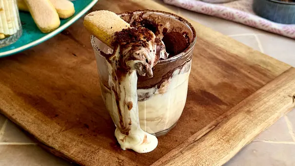 Ein Glas Tiramisu mit üppiger Mascarponecreme, dickem Kakaopulver und Löffelbiskuit. Etwas Creme läuft am Glas nach unten - Foto: Franziska Hoppe / LECKER.de Ein Glas Tiramisu mit üppiger Mascarponecreme, dickem Kakaopulver und Löffelbiskuit. Etwas Creme läuft am Glas nach unten - Foto: Franziska Hoppe / LECKER.de