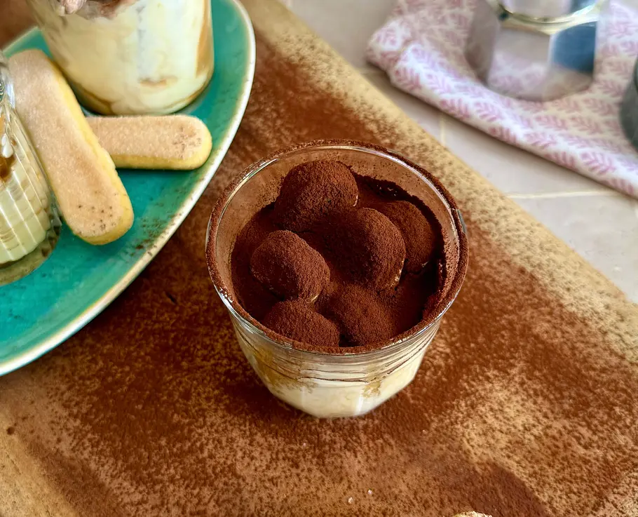 5 Minuten Tiramisu Rezept Ein Glas Tiramisu mit üppiger Mascarponecreme, dickem Kakaopulver und Löffelbiskuit.
