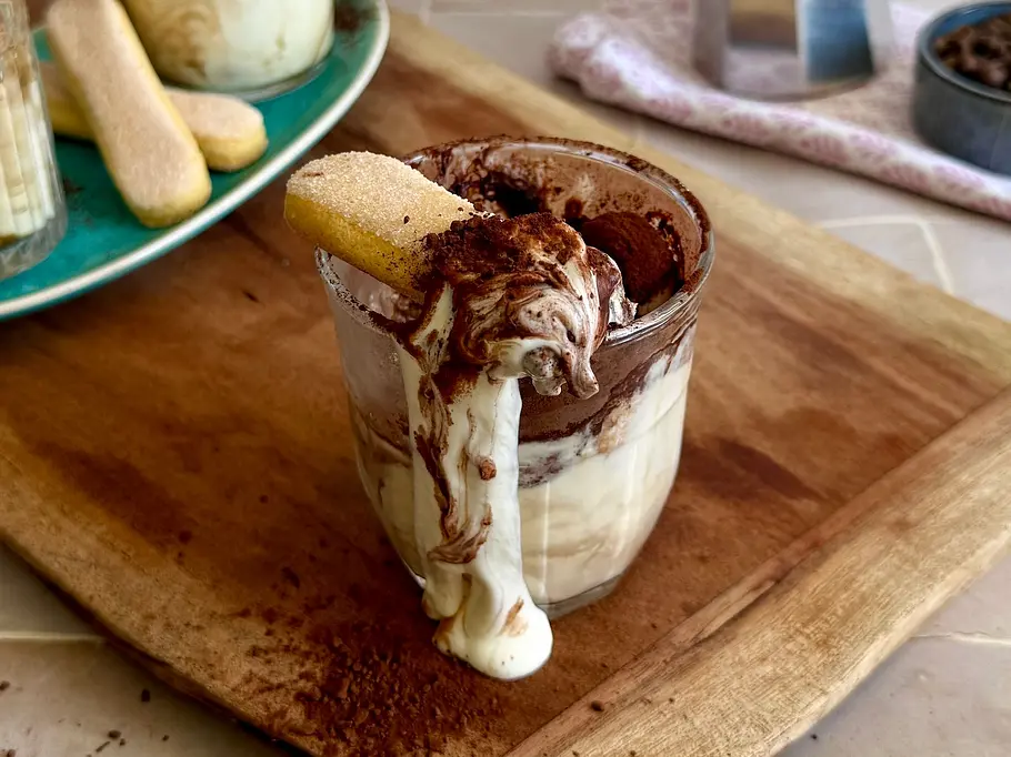 5 Minuten Tiramisu Rezept Ein Glas Tiramisu mit üppiger Mascarponecreme, dickem Kakaopulver und Löffelbiskuit.