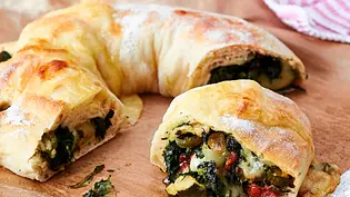 5-Zutaten-Tortano mit Spinat-Käsefüllung Rezept - Foto: LECKER @ Bauer Media Group 5-Zutaten-Tortano mit Spinat-Käsefüllung Rezept - Foto: LECKER @ Bauer Media Group