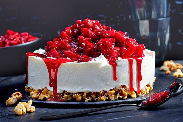 Advents-Cheesecake auf Popcornboden Rezept Advents-Cheesecake auf Popcornboden Rezept