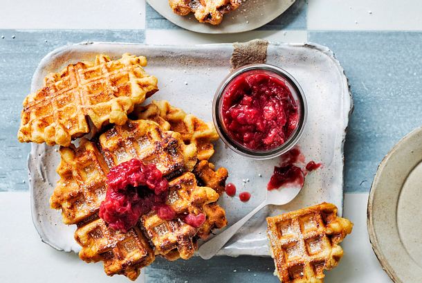 Allzweckwaffeln mit Rhabarbergrütze Rezept Allzweckwaffeln mit Rhabarbergrütze Rezept