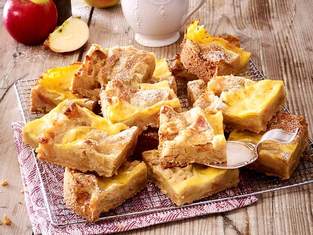 Apfel-Streuselkuchen mit gebackener Vanillesoße Rezept