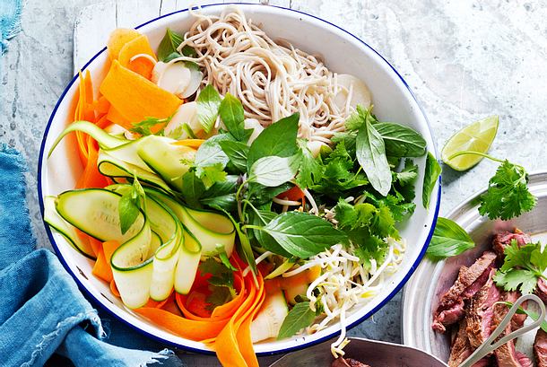 Asia-bowl for the soul: Sobanudel-Salat mit Ingwer-Dressing Rezept Asia-bowl for the soul: Sobanudel-Salat mit Ingwer-Dressing Rezept