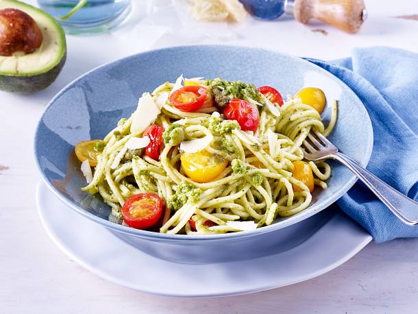 Schnelle Pasta mit Avocado-Pesto Rezept Schnelle Pasta mit Avocado-Pesto Rezept