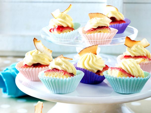 Biskuit-Kokos-Mousse-Petit-Fours Rezept