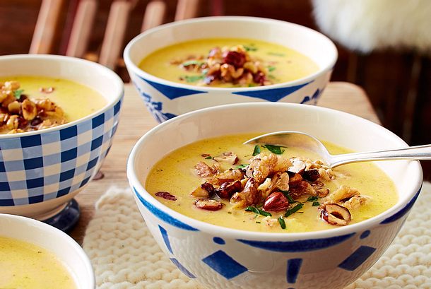 Blitz-Fonduesuppe mit Nuss-Crumbs Rezept Blitz-Fonduesuppe mit Nuss-Crumbs Rezept
