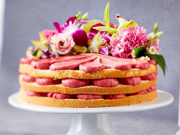 Blütenbekränzter Kirsch-Naked-Cake Rezept Blütenbekränzter Kirsch-Naked-Cake Rezept