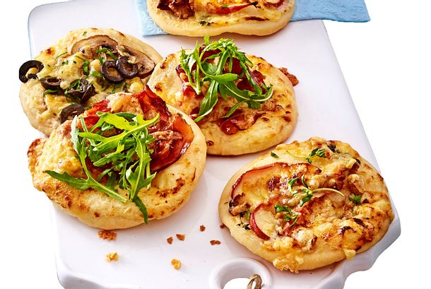 Dreierlei Mini-Pizzen „Take it cheesy“ Rezept Dreierlei Mini-Pizzen „Take it cheesy“ Rezept