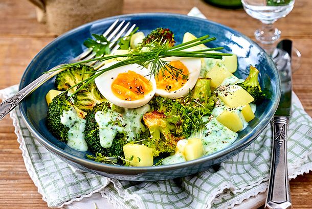 Ei-Spar-Potenzial: Kartoffel-Brokkoli-Bowl Rezept