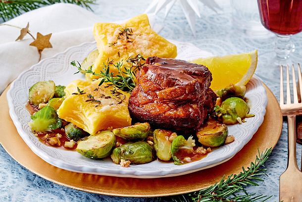 Entenbrust-Medaillons mit Orangen-Cognac-Soße und Kartoffelsternen Rezept Entenbrust-Medaillons mit Orangen-Cognac-Soße und Kartoffelsternen Rezept