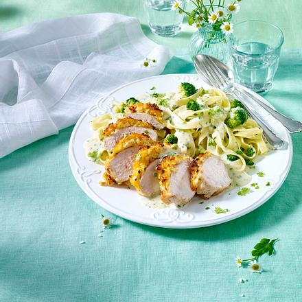 Hähnchenfilet mit Bröselkruste und Bandnudeln mit Kräuter-Käsesoße und Brokkoli (Titel) Rezept Hähnchenfilet mit Bröselkruste und Bandnudeln mit Kräuter-Käsesoße und Brokkoli (Titel) Rezept