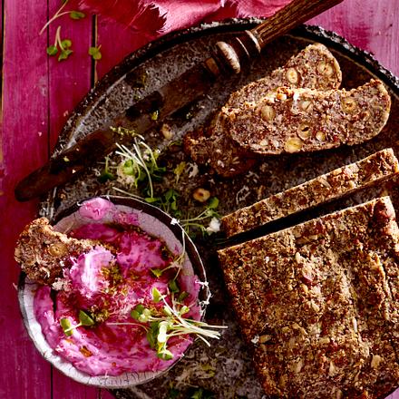 Superfood-Brot mit Rote-Bete-Aufstrich (Thema Superfood) Rezept