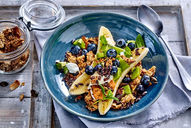 Frühstücks-Bowl mit Banane und Granola Rezept Frühstücks-Bowl mit Banane und Granola Rezept