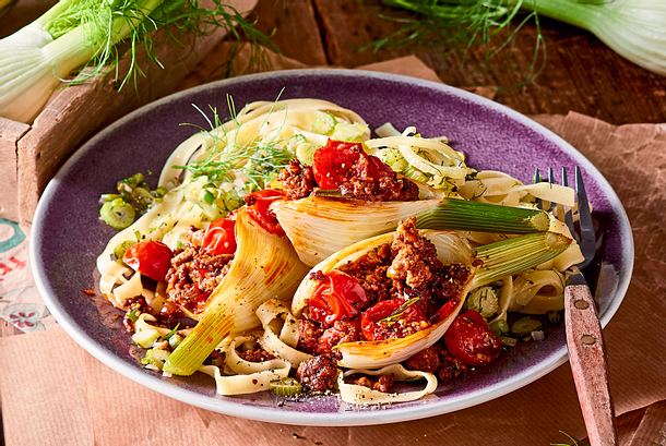 Fenchelschiffchen mit Gemüse-Tagliatelle Rezept Fenchelschiffchen mit Gemüse-Tagliatelle Rezept