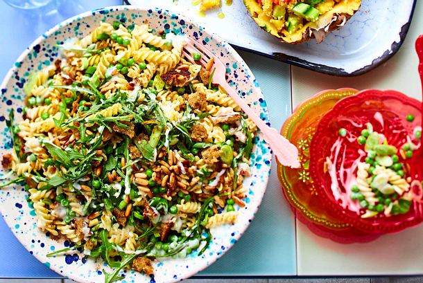 Grüner Fusilli-Salat mit Erbsen und Knusperbrot Rezept Grüner Fusilli-Salat mit Erbsen und Knusperbrot Rezept