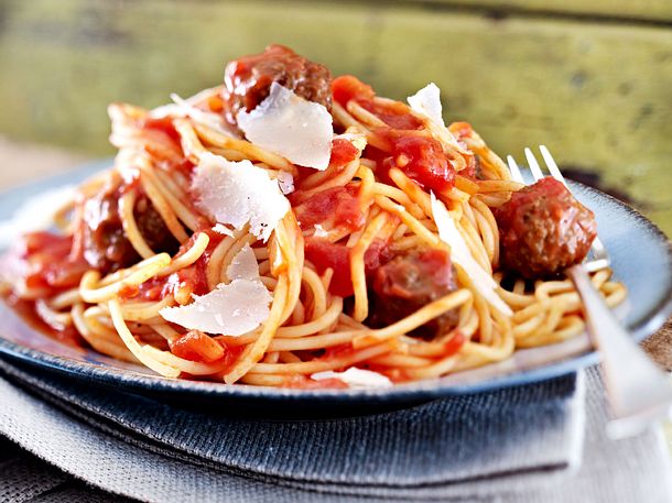 Hackbällchen in Tomatensosse mit Spaghetti Rezept Hackbällchen in Tomatensosse mit Spaghetti Rezept