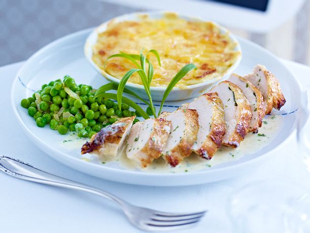 Hähnchenbrust in Estragon-Sahnesoße zu Kartoffelgratin mit Erbsen
