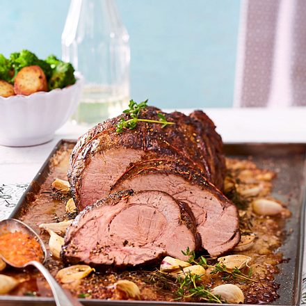 Kalbsnacken auf Thymian-Salzbett Rezept Kalbsnacken auf Thymian-Salzbett Rezept