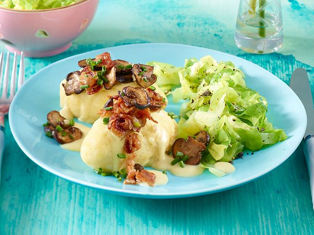 Kartoffel-Nockerl mit Senfsoße und Speck zu Spitzkohlgemüse Rezept