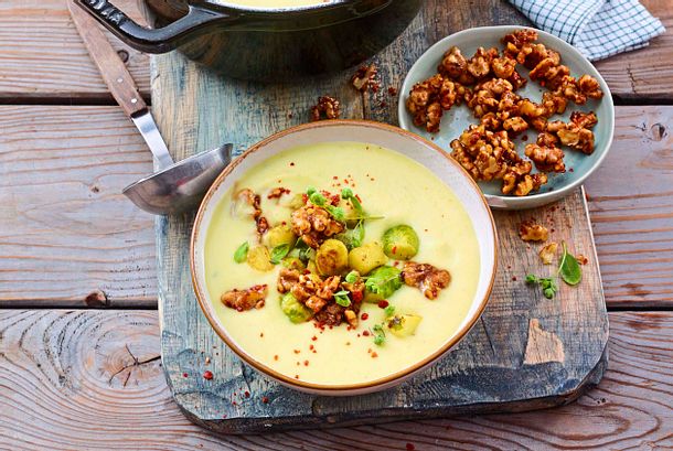 Kartoffelsuppe mit Walnuss-Crunch Rezept Kartoffelsuppe mit Walnuss-Crunch Rezept