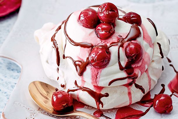 Kleine Pavlovas mit Rumkirschen Rezept Kleine Pavlovas mit Rumkirschen Rezept
