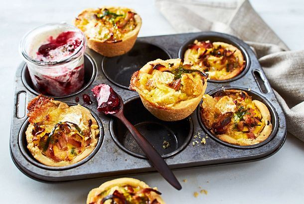 Lauchquiche-Muffins mit Preiselbeer-Schmand Rezept Lauchquiche-Muffins mit Preiselbeer-Schmand Rezept