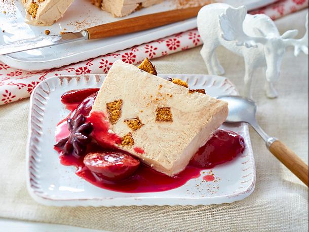 Lebkuchenparfait mit Punschpflaumenkompott Rezept Lebkuchenparfait mit Punschpflaumenkompott Rezept