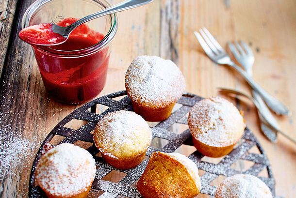 Minimuffins mit Himbeersoße Rezept Minimuffins mit Himbeersoße Rezept
