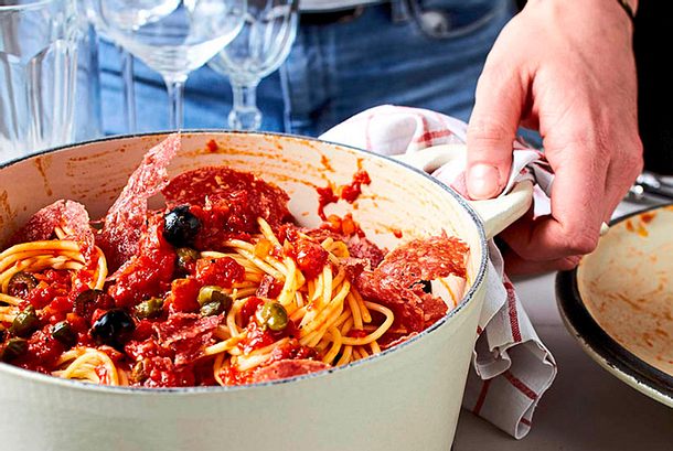 Mittagspasta mit Salami-Taktik Rezept Mittagspasta mit Salami-Taktik Rezept
