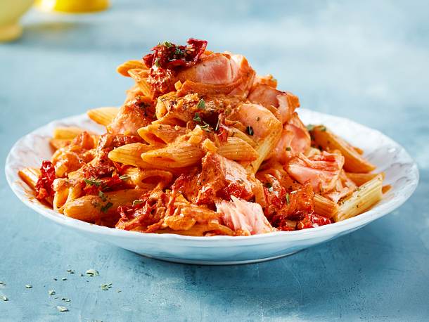 Penne mit Tomatencreme alla relaxter Lachs Rezept Penne mit Tomatencreme alla relaxter Lachs Rezept