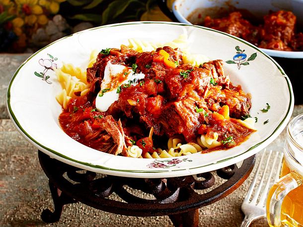 Rindergulasch mit Nudeln Rezept