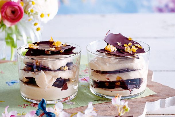 Sanddorn-Quarkcreme mit Schokoblättern Rezept Sanddorn-Quarkcreme mit Schokoblättern Rezept
