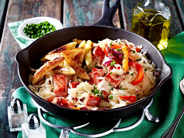 Sauerkrautpfanne mit Kasseler, Paprika und Schupfnudeln