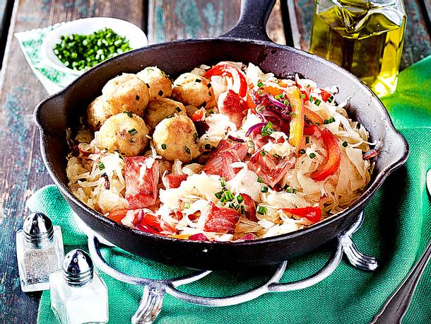 Sauerkrautpfanne mit Kasseler, Paprika und Semmelknödel Rezept Sauerkrautpfanne mit Kasseler, Paprika und Semmelknödel Rezept