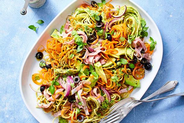Spaghetti−Salat mit Avocado-Kräuter-Dressing Rezept Spaghetti−Salat mit Avocado-Kräuter-Dressing Rezept